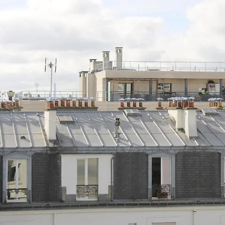Bright With Views Of The Eiffel Tower Апартаменты